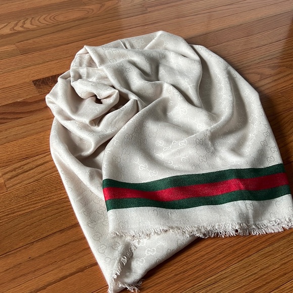 Accessories - Gucci wool/silk palatine/scafr